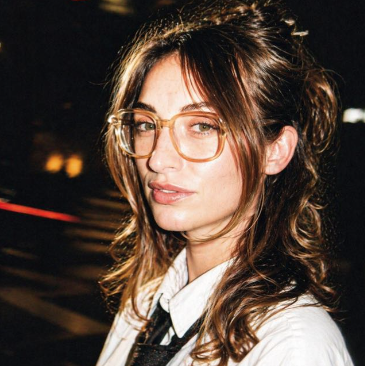 Portrait von Lara März mit Brille